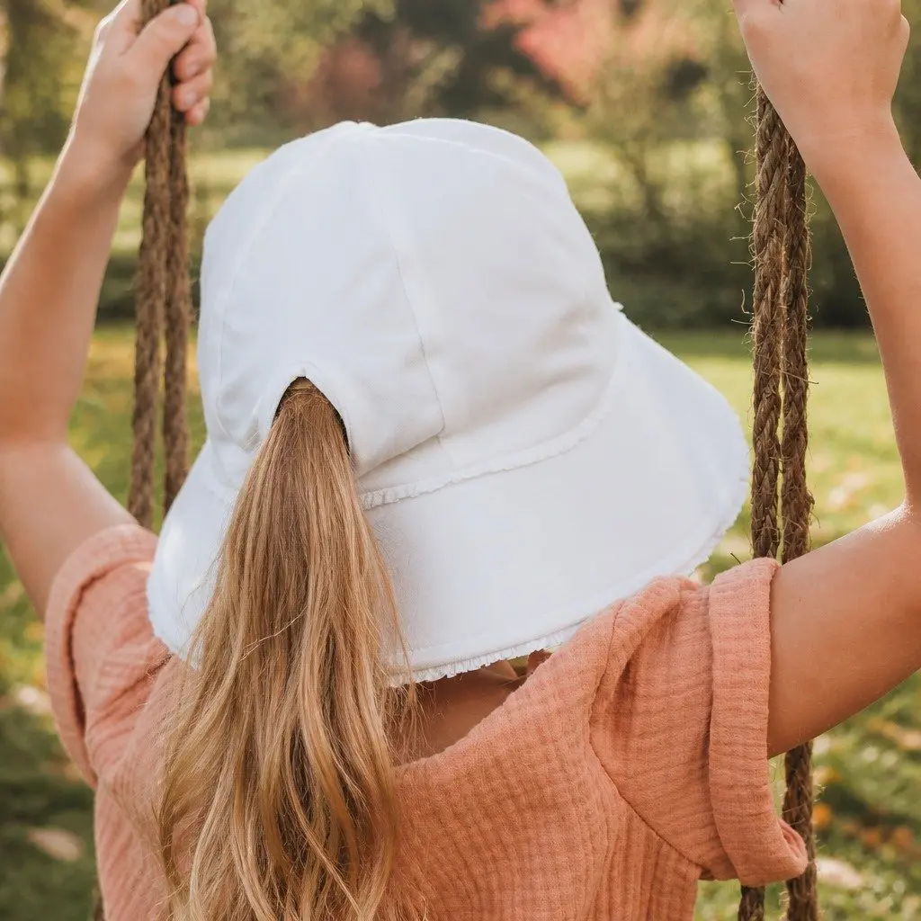 Kids Bucket Hat White L UPF50+ Sun Protection Ponytail Keyhole Anti-Flop Brim Ruffle
