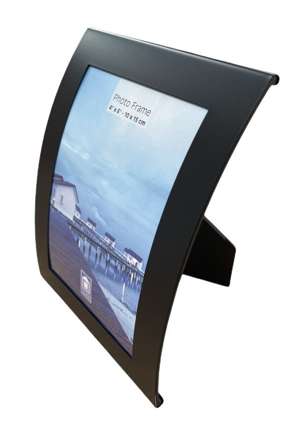 Fanno-Curved Aluminium Photo Frame for 10x15cm Portrait or Landscape Display Black